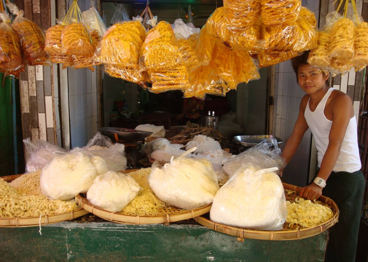 Na tržnici prodajajo sveže rezance in suhe riževe prigrizke