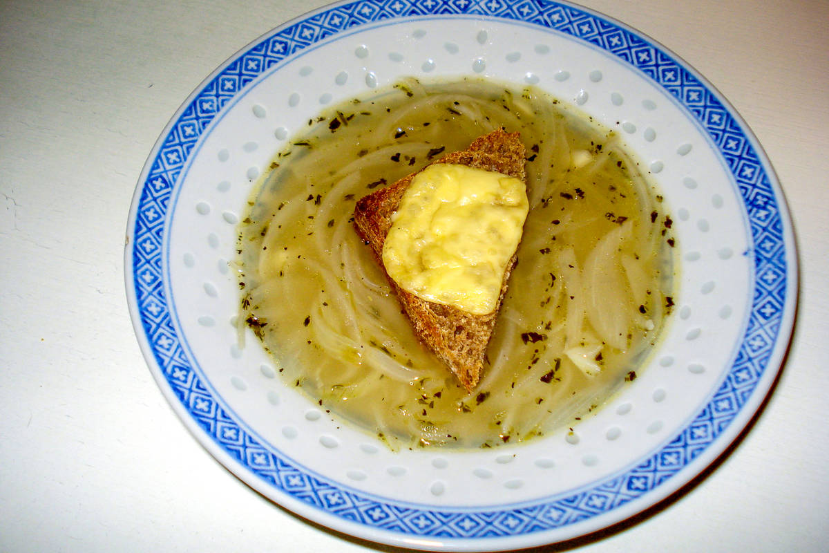 Čebulna juha s kruhki