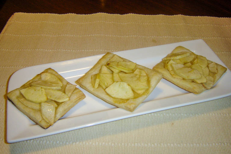 Jabolčno pecivo iz listnatega testa