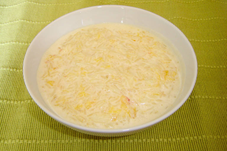 Mlečni riž z breskvami