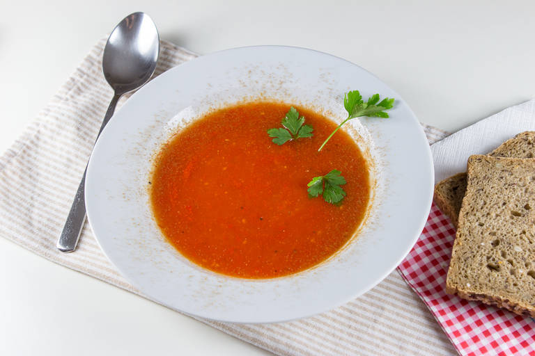 Paradižnikova juha z ingverjem