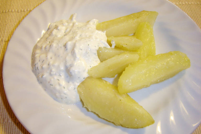 Pečen krompir z belo omako