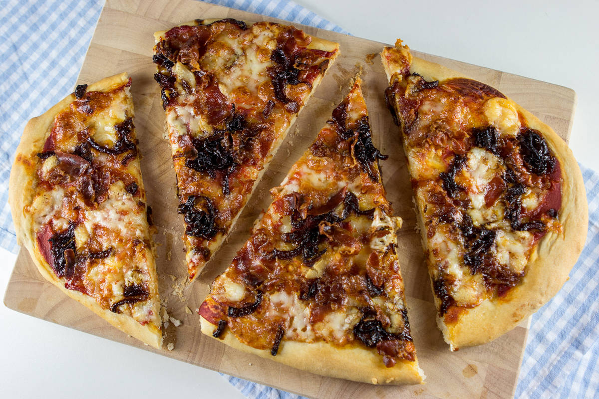 Pizza s čebulo in slanino