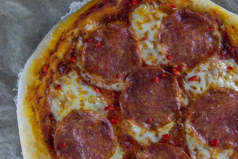 Pizza s suho salamo in čilijem