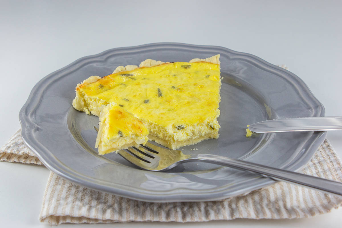 Quiche s karamelizirano čebulo