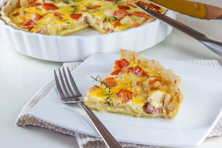 Quiche s slanino in paradižnikom