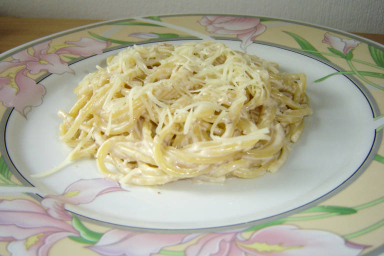 Špageti z orehi in smetano