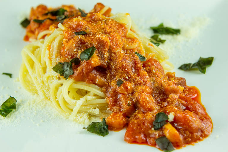Špageti z rdečo omako